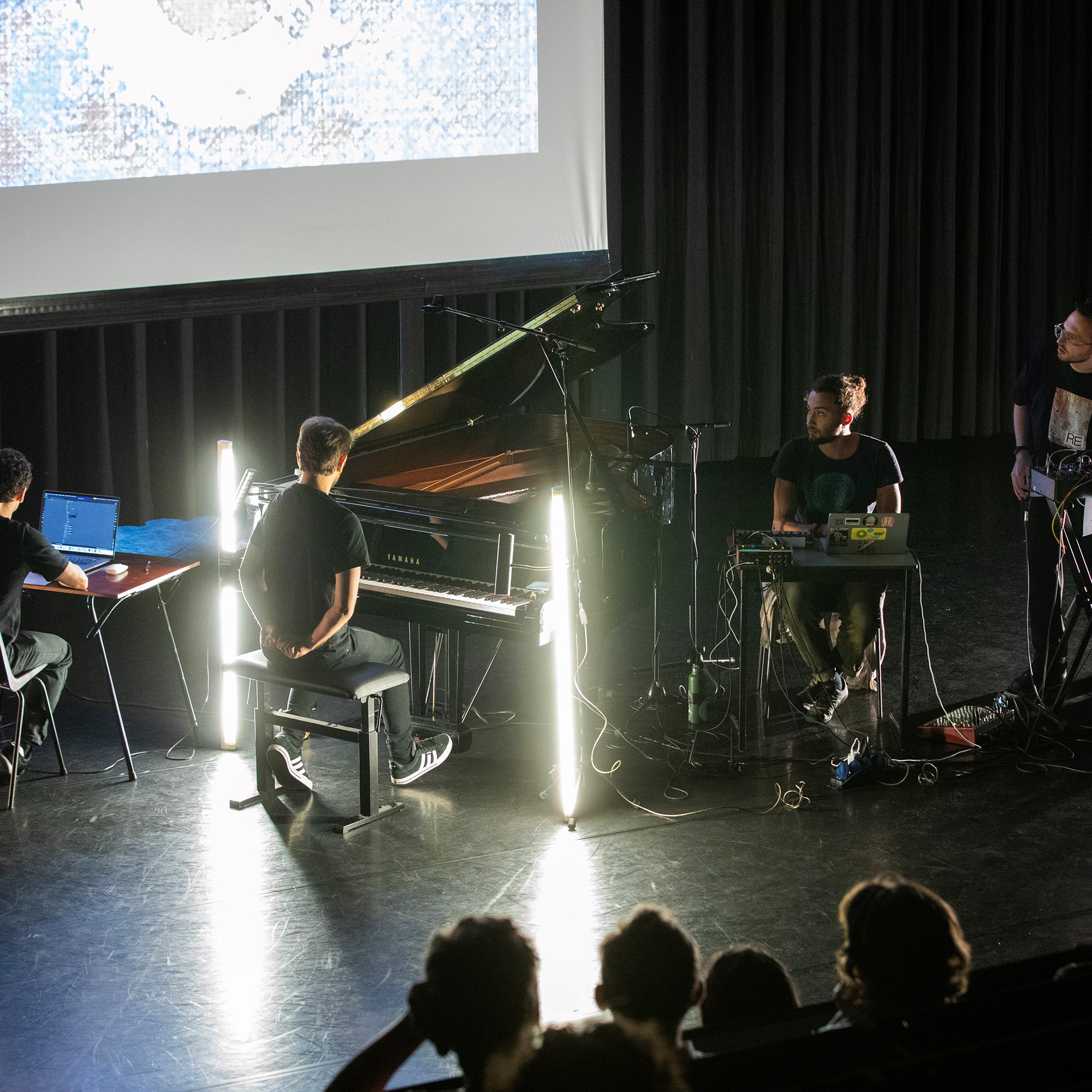 <p>"<a href="https://forum-online.be/en/issues/october-2026/ai-in-motion">AI in Motion</a>" door Frederik De Bleser, Cèlia Tort Pujol, Myrthe Bokelmann en Lieven Menschaert</p>